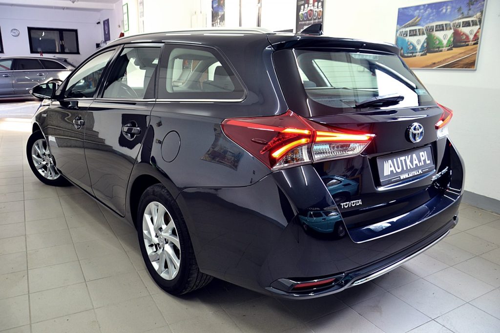 Toyota Auris 1.8 hybrid 2015 rok 2