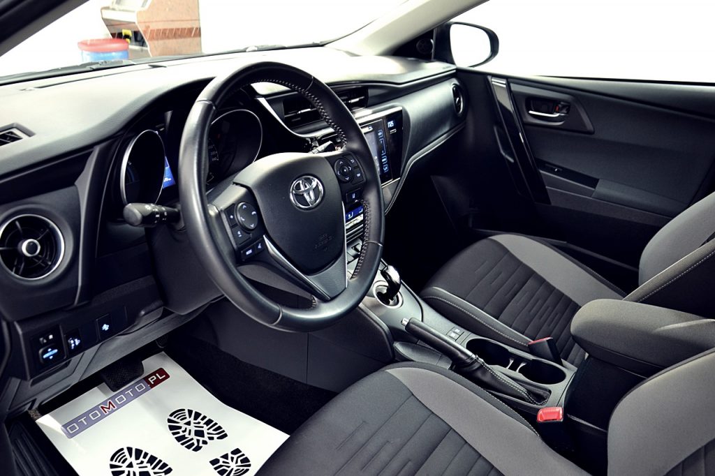 Toyota Auris 1.8 hybrid 2015 rok 7