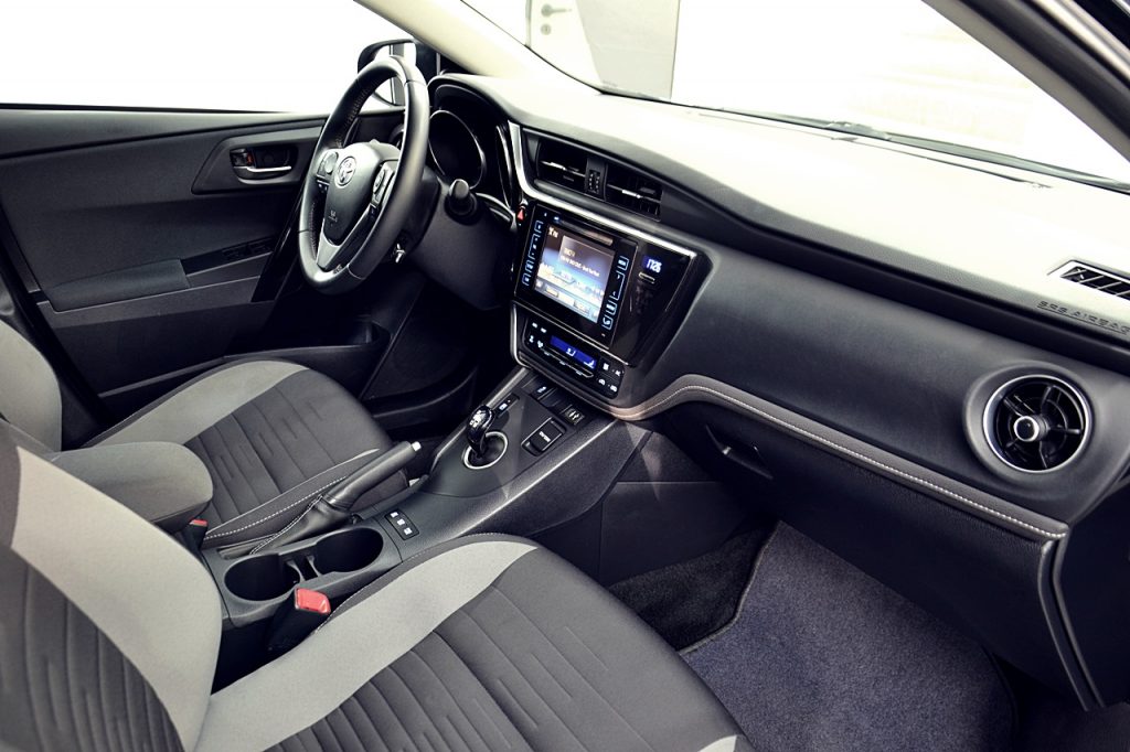 Toyota Auris 1.8 hybrid 2015 rok 11