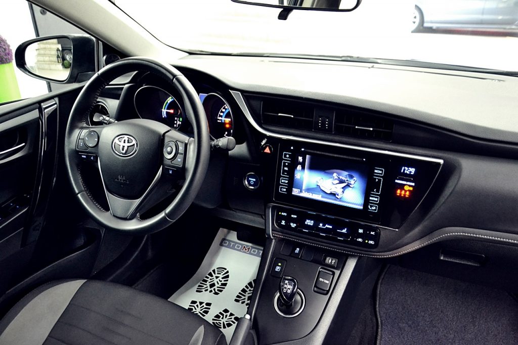 Toyota Auris 1.8 hybrid 2015 rok 18